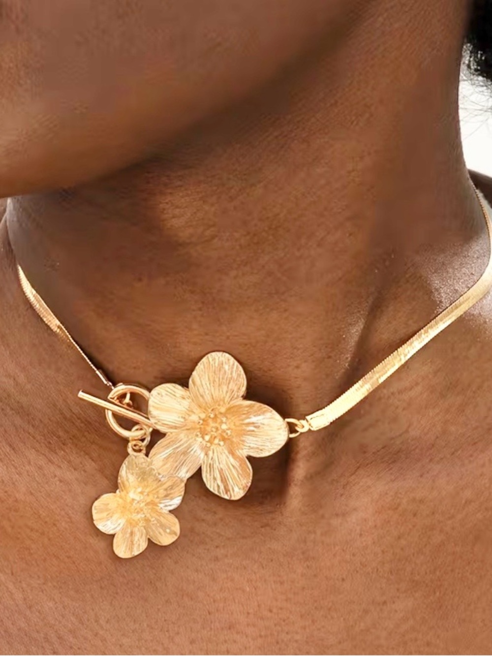 NWT Floral Toggle Necklace~ Gold